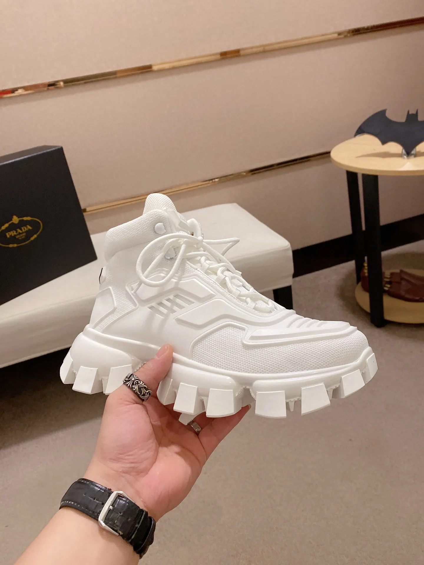 Men's shoes 💰 660💰 ✔️✔️✔️High version for couples 👫 High-quality new PRADA (Prada) counters are launched simultaneously, new men's shoes, 😘fabrics are selected from first-layer cowhide. Lining: imported elastic mesh➕cowhide lining. 👍🏿High-end☄️Open-molded non-slip rubber outsole, exquisite lines, simple and elegant, comfortable and high-end for leisure travel. Number of yards: 35 to 44. Can be customized: 45 46 yards